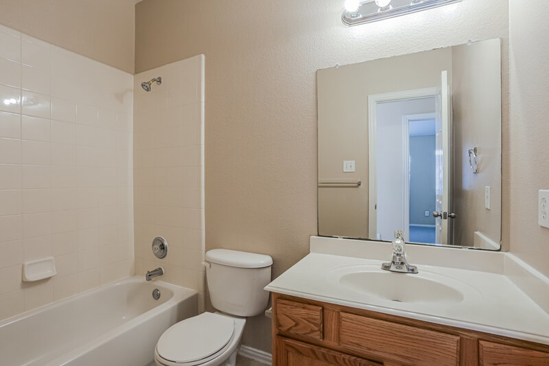 1,860/Mo, 317 Creekview Dr Anna, TX 75409 Bathroom View