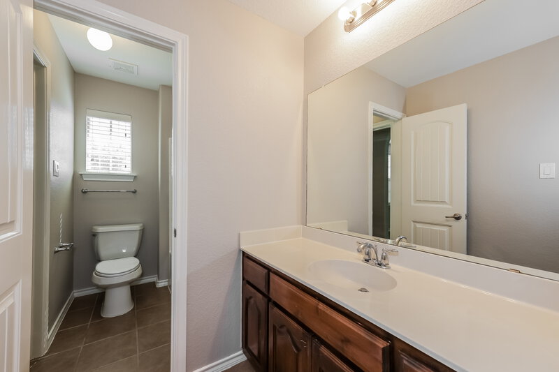 2,320/Mo, 5021 Britton Ridge Ln Fort Worth, TX 76179 Main Bathroom View 2