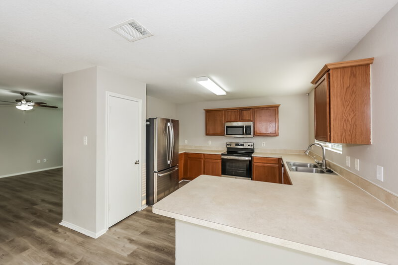 1,800/Mo, 413 Dakota Ridge Dr Fort Worth, TX 76134 Kitchen View