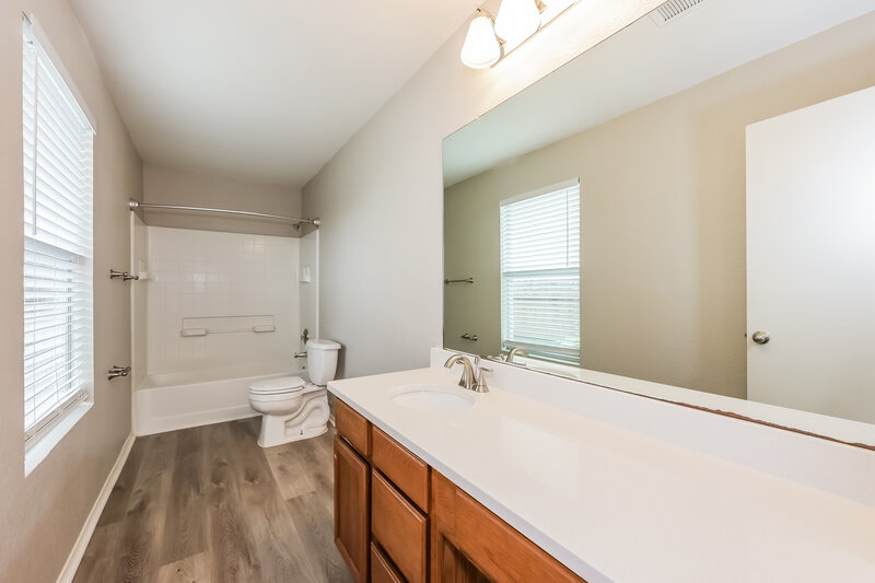 1,800/Mo, 413 Dakota Ridge Dr Fort Worth, TX 76134 Main Bathroom View