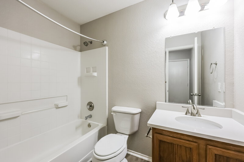 1,800/Mo, 413 Dakota Ridge Dr Fort Worth, TX 76134 Bathroom View