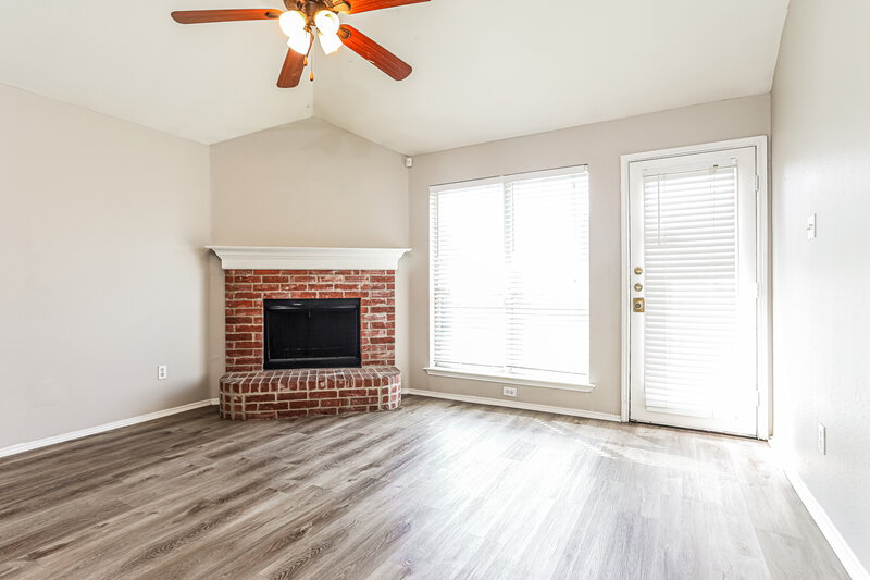1,915/Mo, 1012 James Donald Ln Glenn Heights, TX 75154 Living Room View 3