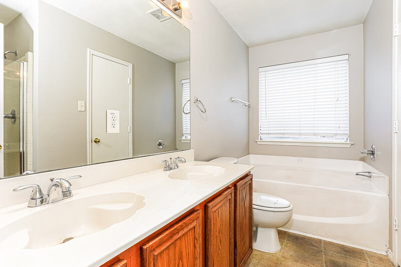 1,915/Mo, 1012 James Donald Ln Glenn Heights, TX 75154 Main Bathroom View