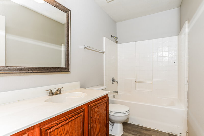 1,915/Mo, 1012 James Donald Ln Glenn Heights, TX 75154 Bathroom View