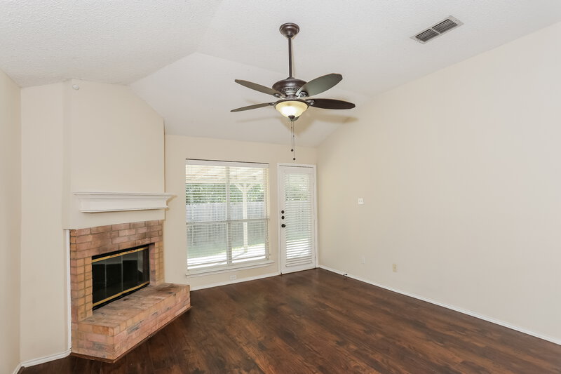 2,410/Mo, 5903 Fawn Meadow Trl Arlington, TX 76017 Living Room View