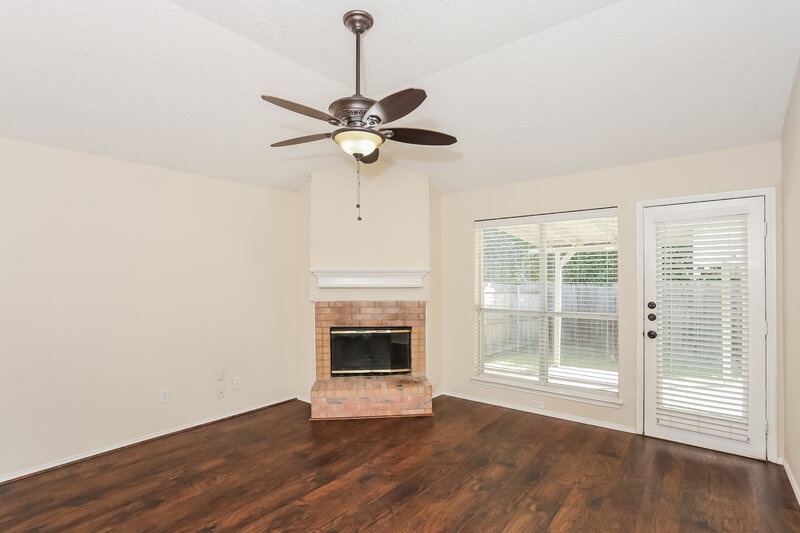 2,410/Mo, 5903 Fawn Meadow Trl Arlington, TX 76017 Living Room View 2