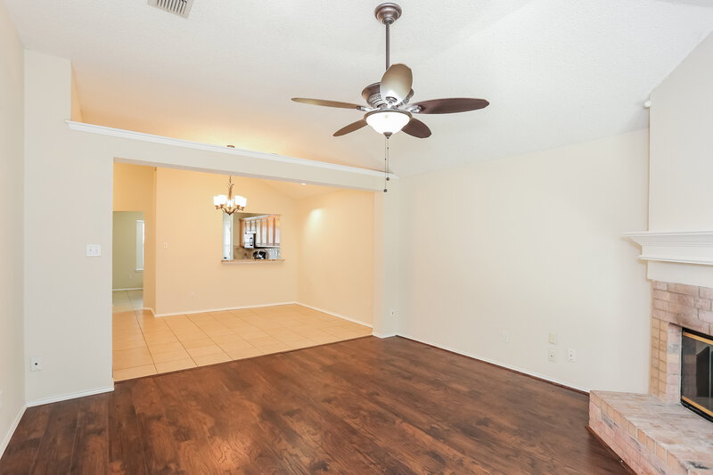 2,410/Mo, 5903 Fawn Meadow Trl Arlington, TX 76017 Living Room View 3