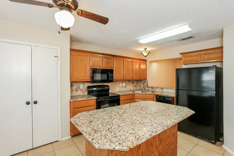 2,410/Mo, 5903 Fawn Meadow Trl Arlington, TX 76017 Kitchen View 2