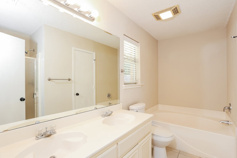 2,410/Mo, 5903 Fawn Meadow Trl Arlington, TX 76017 Main Bathroom View