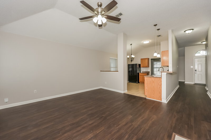 2,195/Mo, 320 Montana Dr Arlington, TX 76002 Living Room View 3