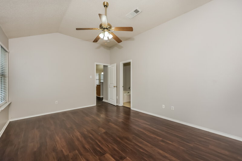 2,195/Mo, 320 Montana Dr Arlington, TX 76002 Main Bedroom View 2