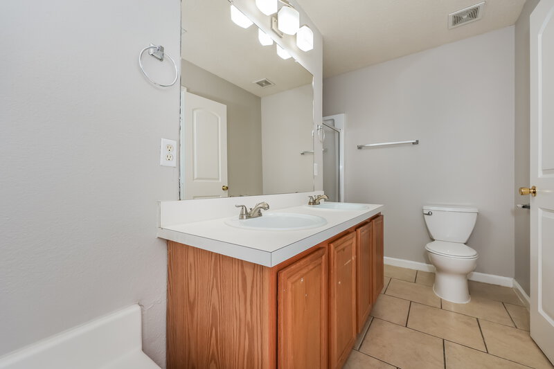 2,195/Mo, 320 Montana Dr Arlington, TX 76002 Main Bathroom View