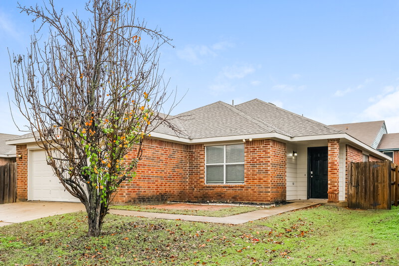 1,950/Mo, 7820 Whitney Ln Fort Worth, TX 76112 Front View