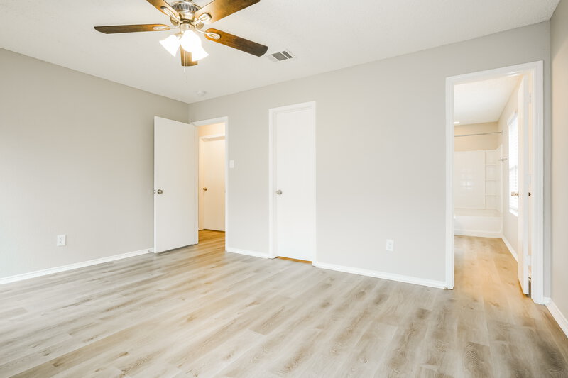 1,950/Mo, 7820 Whitney Ln Fort Worth, TX 76112 Main Bedroom View