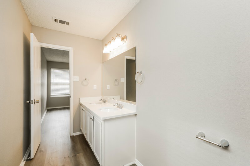 1,950/Mo, 7820 Whitney Ln Fort Worth, TX 76112 Main Bathroom View