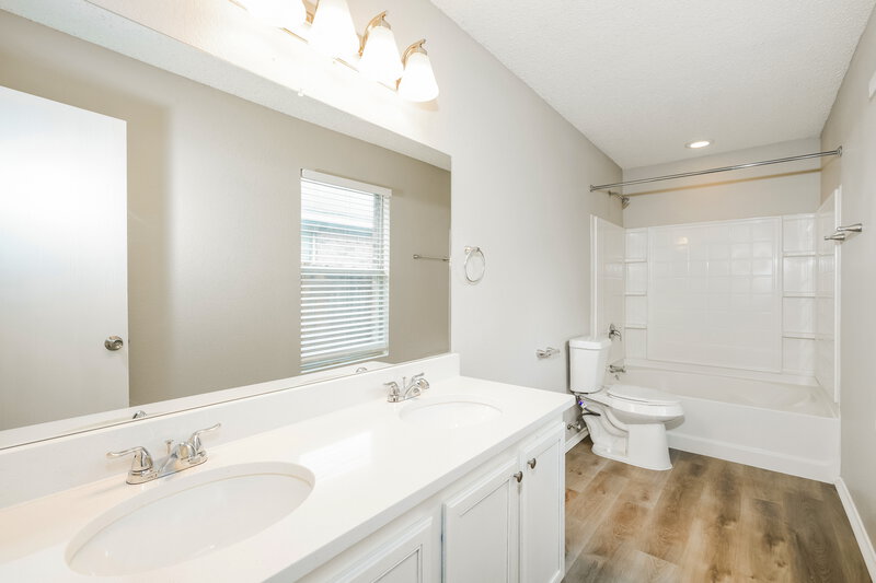1,950/Mo, 7820 Whitney Ln Fort Worth, TX 76112 Main Bathroom View 2