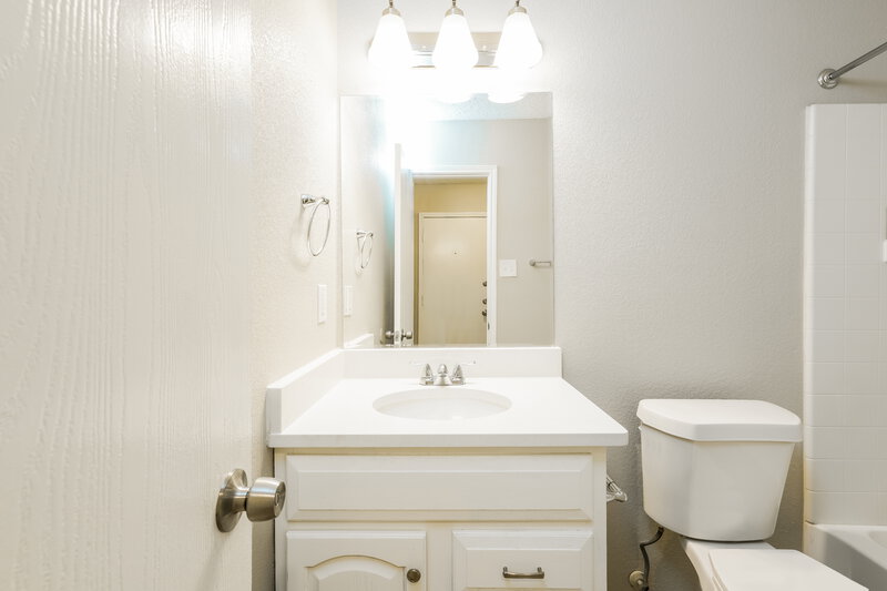 1,950/Mo, 7820 Whitney Ln Fort Worth, TX 76112 Bathroom View