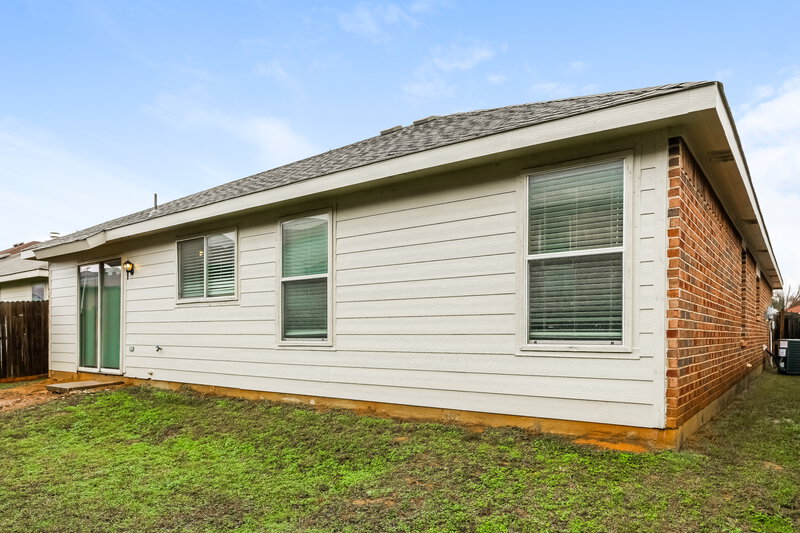 1,950/Mo, 7820 Whitney Ln Fort Worth, TX 76112 Rear View