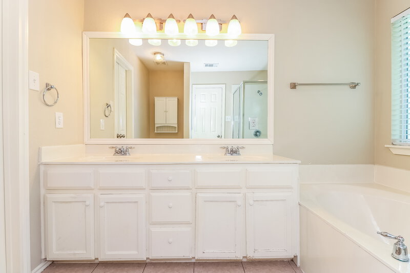 2,465/Mo, 2812 Fossil Run Blvd Fort Worth, TX 76131 Master Bathroomlarge View