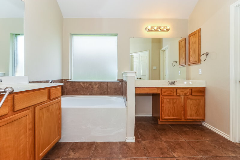 3,620/Mo, 1004 Sycamore St Burleson, TX 76001 Master Bathroomlarge View