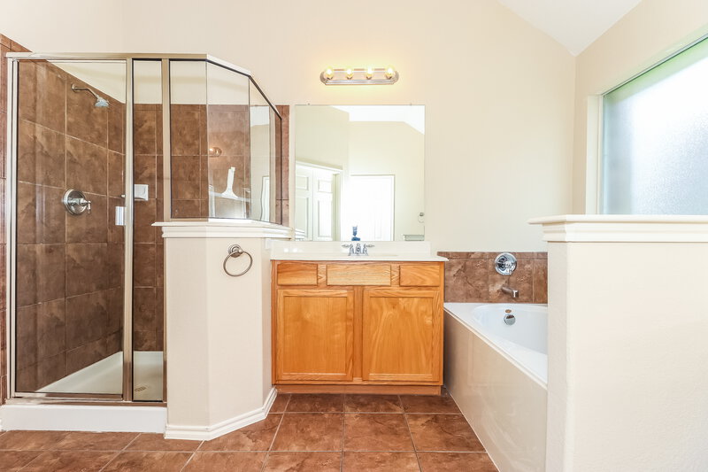 3,620/Mo, 1004 Sycamore St Burleson, TX 76001 Master Bathroomlarge View 2