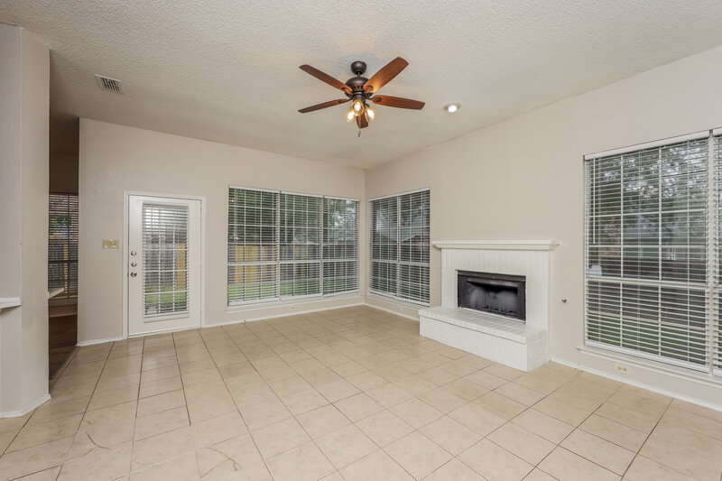 2,415/Mo, 1145 Devonshire Dr Desoto, TX 75115 Living Room View