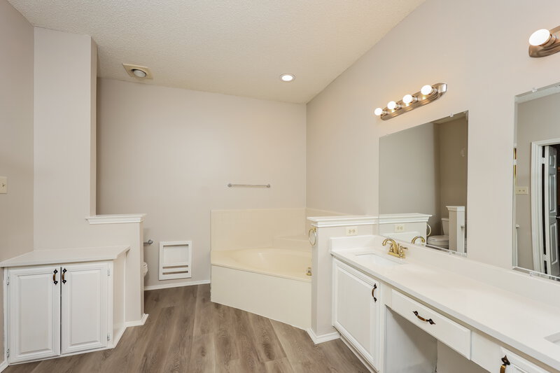 2,415/Mo, 1145 Devonshire Dr Desoto, TX 75115 Main Bathroom View
