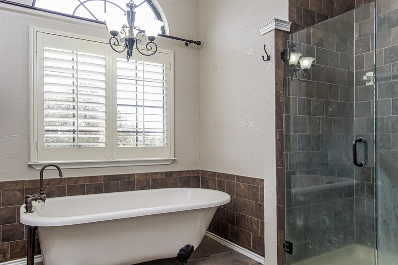 2,525/Mo, 1209 Falcon Trl Bedford, TX 76021 Main Bathroom View