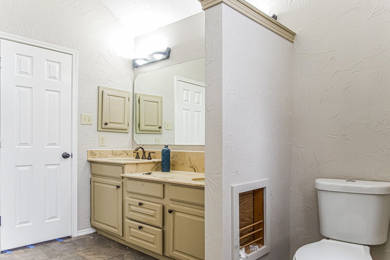 2,525/Mo, 1209 Falcon Trl Bedford, TX 76021 Main Bathroom View 2