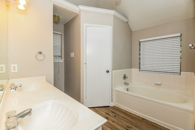 2,155/Mo, 520 Meadowcrest Dr Burleson, TX 76028 Main Bathroom View
