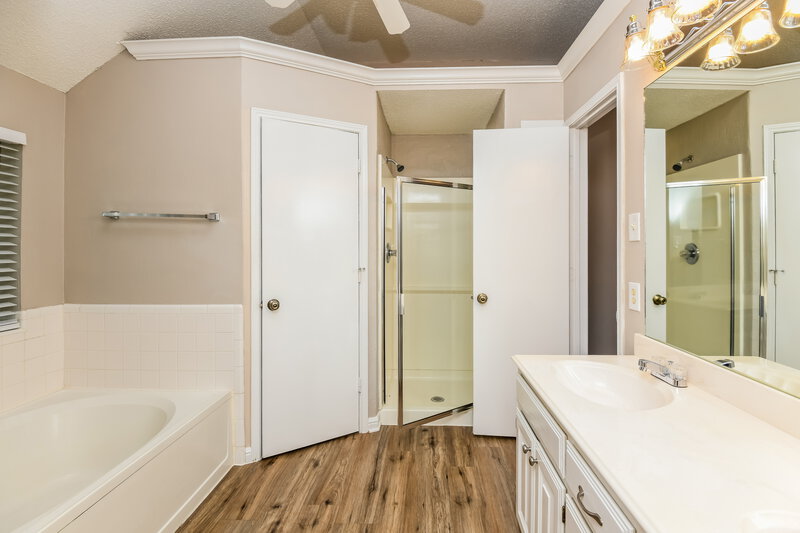 2,155/Mo, 520 Meadowcrest Dr Burleson, TX 76028 Main Bathroom View 2