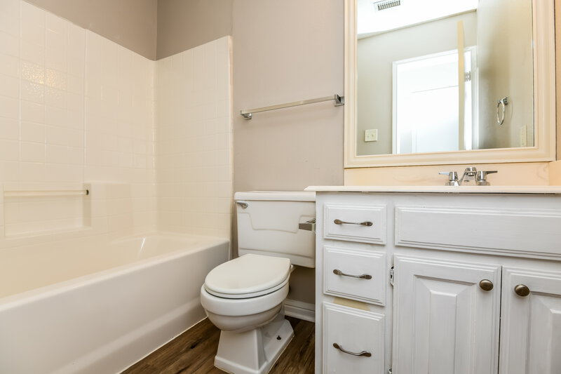 2,155/Mo, 520 Meadowcrest Dr Burleson, TX 76028 Bathroom View