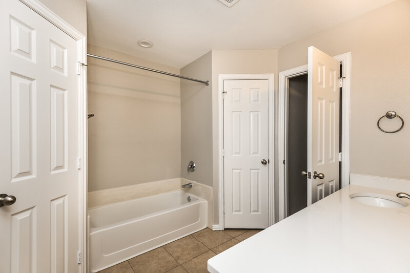 2,380/Mo, 4409 Rockmill Trl Fort Worth, TX 76179 Main Bathroom View