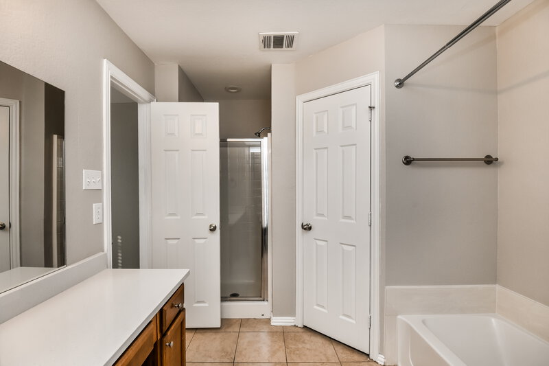 2,380/Mo, 4409 Rockmill Trl Fort Worth, TX 76179 Main Bathroom View 2