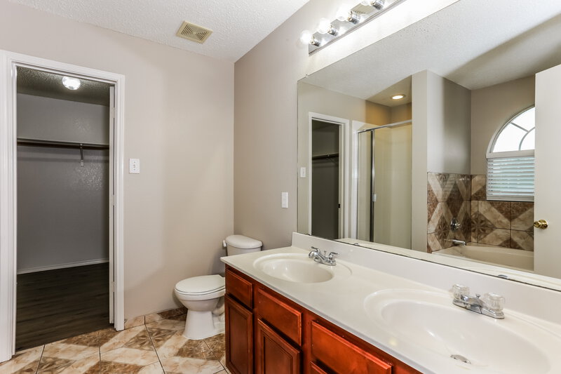 2,655/Mo, 6601 Swainson Trl Arlington, TX 76002 Main Bathroom View