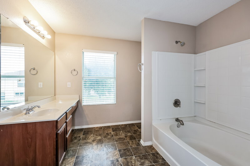 2,180/Mo, 317 Blairwood Dr Fort Worth, TX 76134 Main Bathroom View