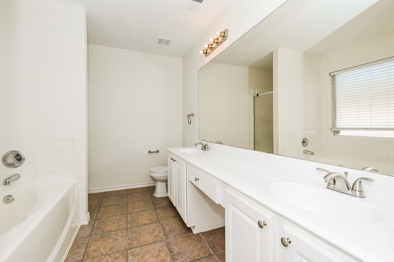 2,040/Mo, 2000 Medina Dr Forney, TX 75126 Main Bathroom View