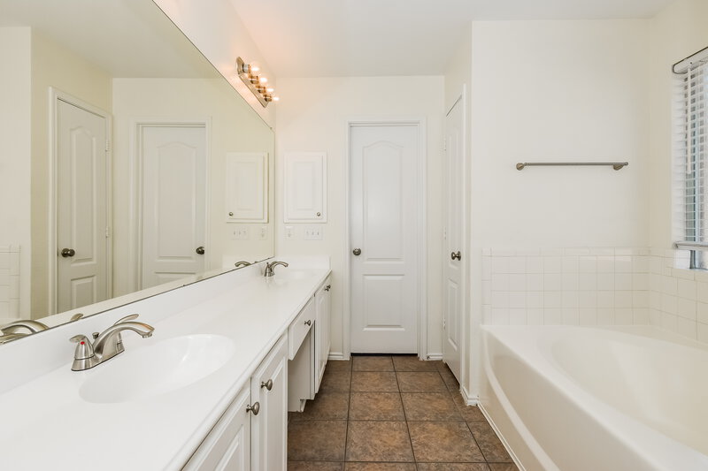 2,040/Mo, 2000 Medina Dr Forney, TX 75126 Main Bathroom View 2