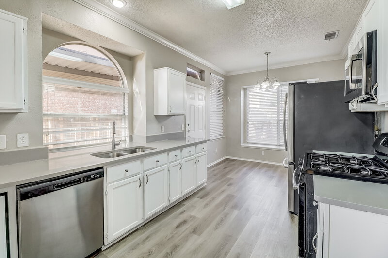2,140/Mo, 1511 Springwood Dr Mesquite, TX 75181 Kitchen View 2