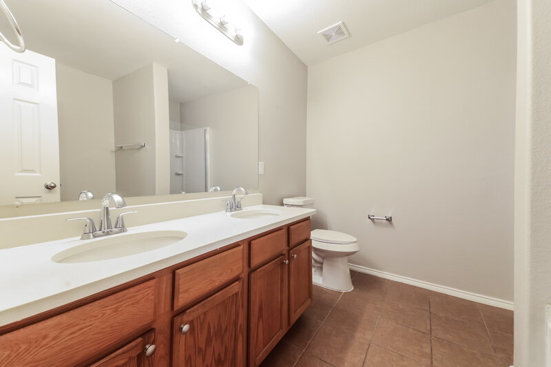 2,595/Mo, 2604 Eastwood Dr Lancaster, TX 75134 Main Bathroom View