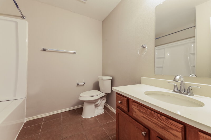 2,595/Mo, 2604 Eastwood Dr Lancaster, TX 75134 Bathroom View