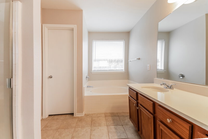 2,085/Mo, 509 Branch St Forney, TX 75126 Main Bathroom View