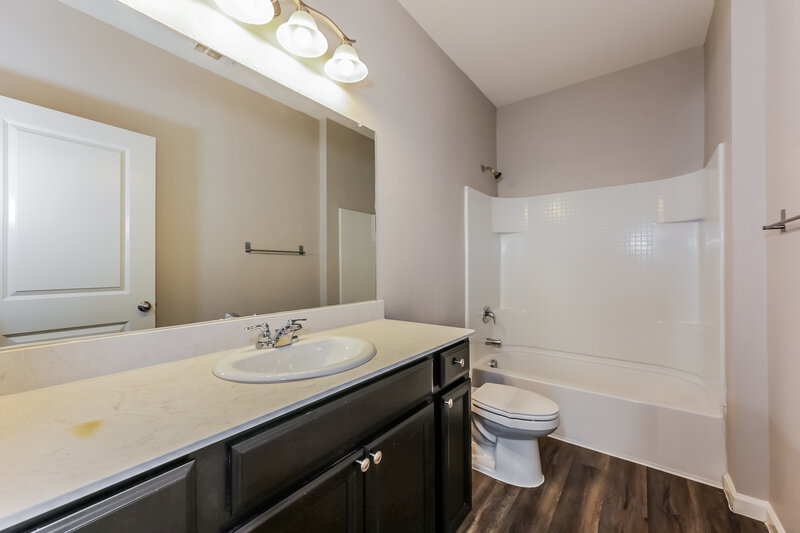 2,165/Mo, 332 Gypsum Ln Glenn Heights, TX 75154 Main Bathroom View