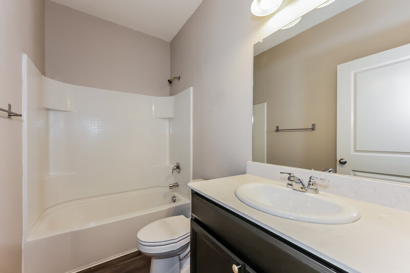 2,165/Mo, 332 Gypsum Ln Glenn Heights, TX 75154 Bathroom View