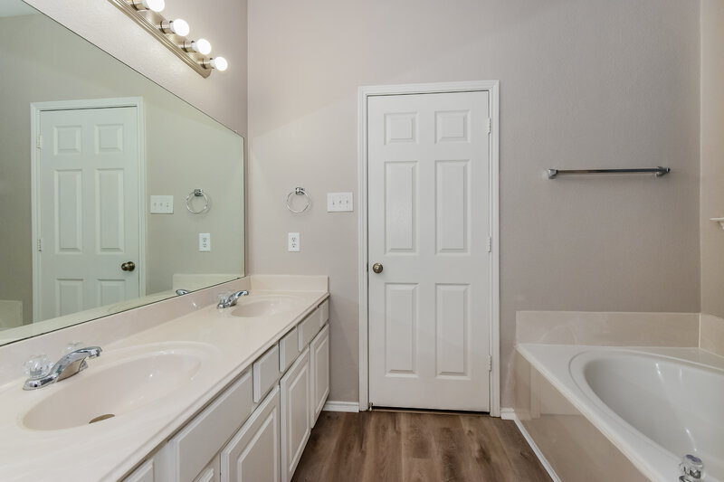 1,990/Mo, 310 Fisherman Trl Melissa, TX 75454 Main Bathroom View