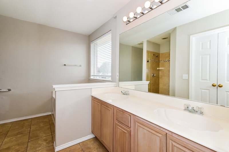 2,340/Mo, 1032 Hall Ct Wylie, TX 75098 Main Bathroom View 2