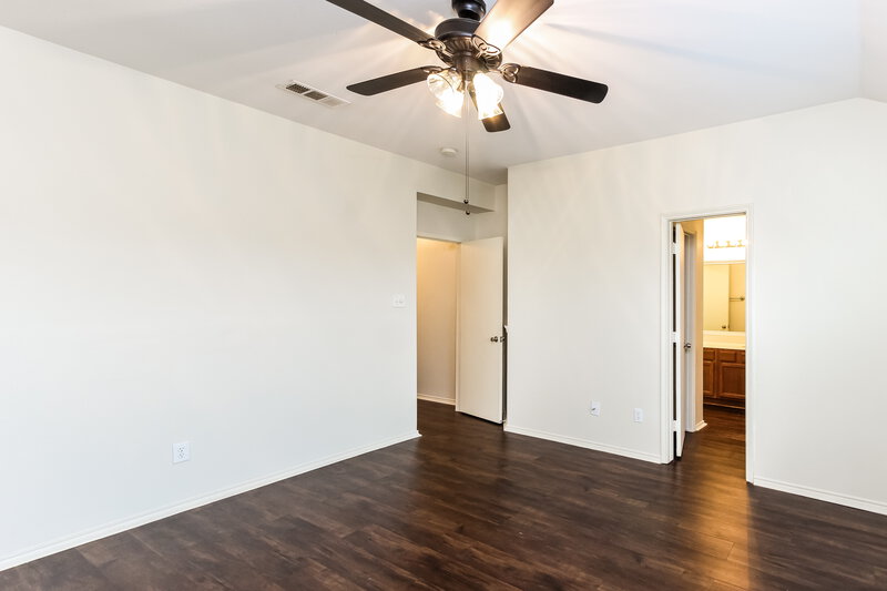 2,120/Mo, 824 Tiffany St Seagoville, TX 75159 Main Bedroom View 2