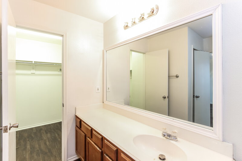 2,120/Mo, 824 Tiffany St Seagoville, TX 75159 Main Bathroom View