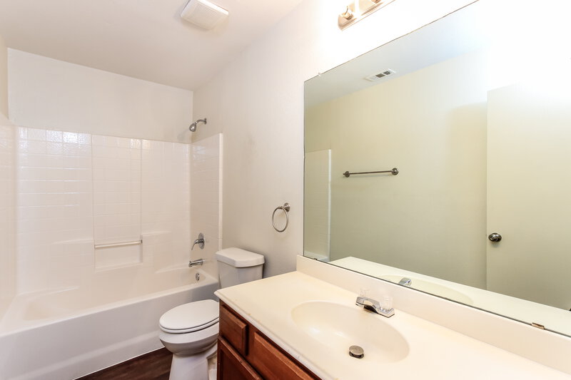 2,120/Mo, 824 Tiffany St Seagoville, TX 75159 Bathroom View