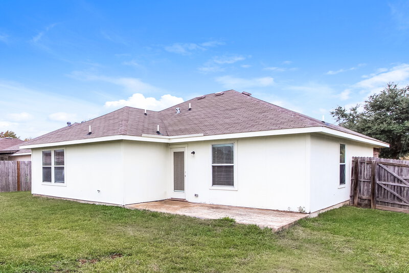 2,120/Mo, 824 Tiffany St Seagoville, TX 75159 Rear View